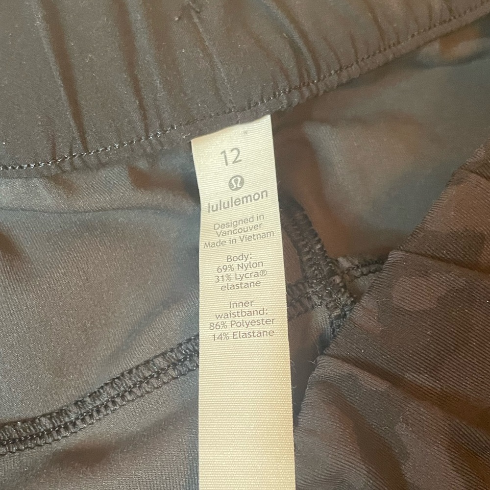 Lululemon On the Fly 7/8 Pant. Size 12. Deep gray camo/cheetah print. - Picture 7 of 8